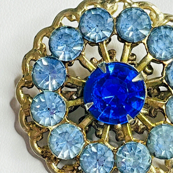 VINTAGE Pin Brooch Blue Rhinestones Circle Gold Tone Filagree Art Deco - Picture 4 of 7